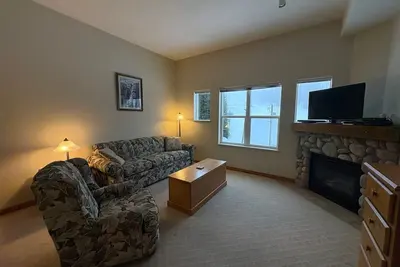 Image de Cozy top floor fully-equipped Creekside studio condo w/views, near trails