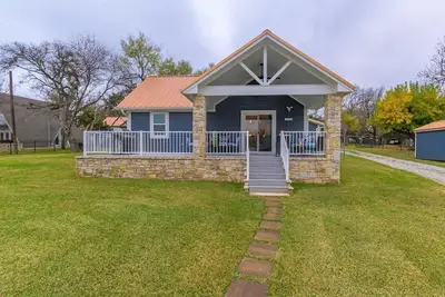 Image de Lakefront Retreat - Deep Water Dock, Hot Tub, Game Garage, Bunkhouse