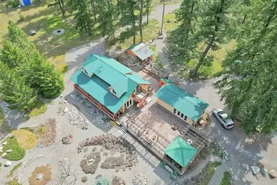 Image de Cozy Riverside Retreat w/ Garden, Beach Access, Sauna. Pet + Family Friendly!