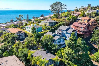 Image de Walk to Summerland Beach | Deck + Bbq