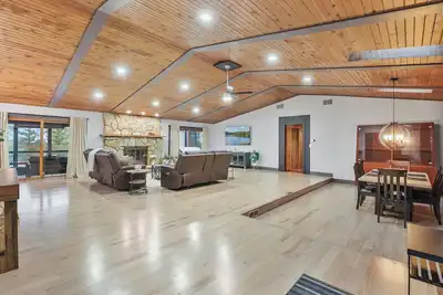 Image de Majestic Meadows: Beautiful Spacious Home on 25 acres w/ Hot Tub - Sleeps 16+