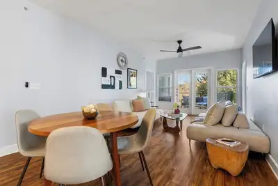 Image de Modern Apartment with Private Patio + Pool, 10 Mins to Dt!