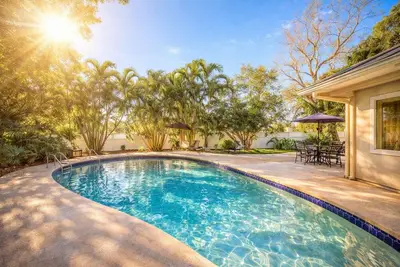 4bd Pool, Game Rm, Modern, 5 min dr. to Beach!