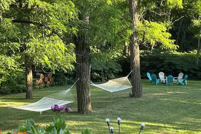 Image de Creekside Park Lodge on Private 2 1/2 Manicured Acres with Huge Luxury Pool.