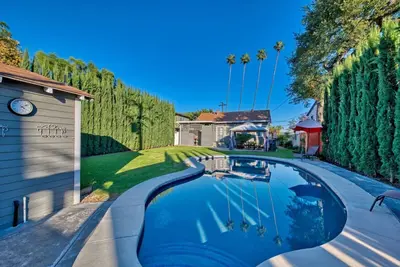 Image de Craftsmen Pool home with spacious backyard