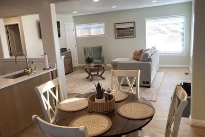 Image de All New, Cozy 2-bedroom cottage in Vernal, Ut with Ac and all amenities.