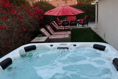 Image de The Coachella Gem with Spa and Fire-pit sleeps 14