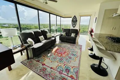 Image de Luxury condo 9 minutes from the beach