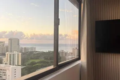 Image de [New] Ocean View 2 bedroom 2 bath in Waikiki