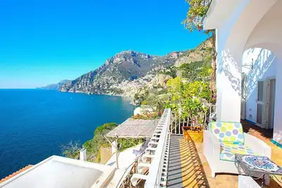 Image de Villa Cleopatra: An elegant and welcoming two-story villa built sheer above the sea, with Free Wi-Fi.