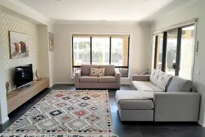 Image de Modern Seaside Boho avec petit-déjeuner