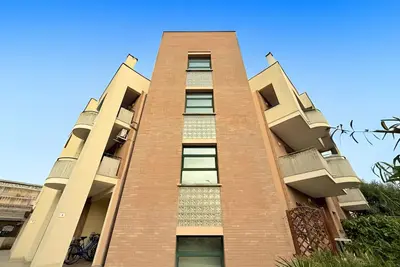 Image de Location: Strategically located near the city center and a stone's throw from the sea. Description: Apartment on the second floor of a building with elevator. Entrance to a living room with a double sofa bed, dining table, and kitchenette with dishwasher;