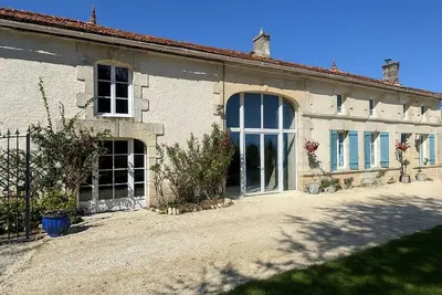 Image de Chic 4 Bed Farmhouse - Charente Maritime. Rustic, Refined, Remarkable Sleeps 10