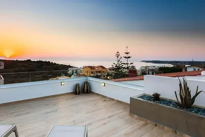 Image de 4br Akrotiri Villa • Pool, Roof Deck & Minivan