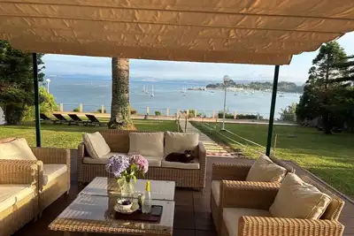 Image de Villa de luxe en bord de mer sur la ria d’Ares avec accès privé à la plage. Familles et groupes