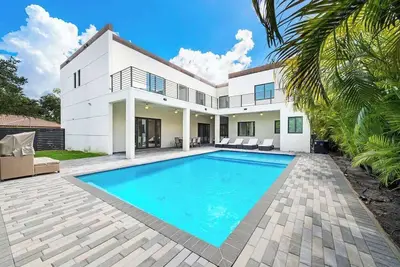 Image de 10br Modern Luxury Living in Miami, Pool & Games