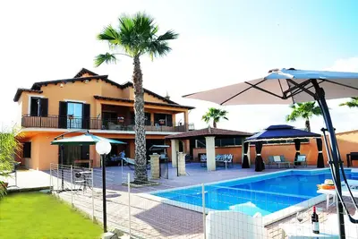 Image de Villa Gioiosa 5br Villa:Gated Pool, Pizza Oven, Bbq, Ac & WiFi, Perfect for Families