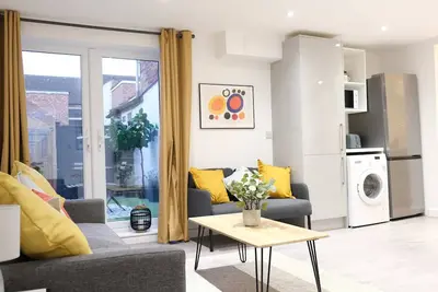 Image de 2 Adjoining Spacious Homes w Garden - Sleeps 14