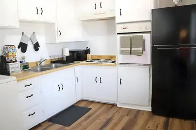 Image de Full Kitchen + In-Unit Laundry | 2br Crew Housing