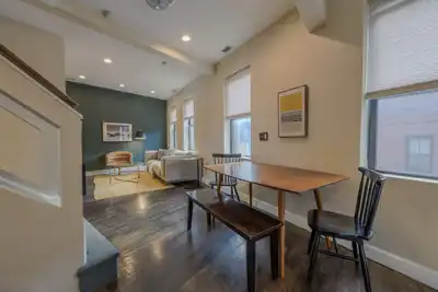 Image de L4 Spacious North End Walkup Loft Apartment