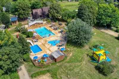 Image de ZEcamping 3 étoiles animé piscine chauffée dog friendly locatif Tv