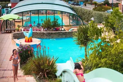 Image de ZEcamping 4* piscine couverte 200m plage dog friendly tente Tv Lv 54m2