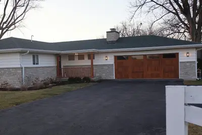 Image de Rider's Retreat- Silas Jayne's renovated farmhouse overlooking Our Day Farm