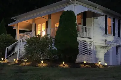 Image de 1940s Wv Mining Heritage Home with 3 bedrooms. A step back in time experience.