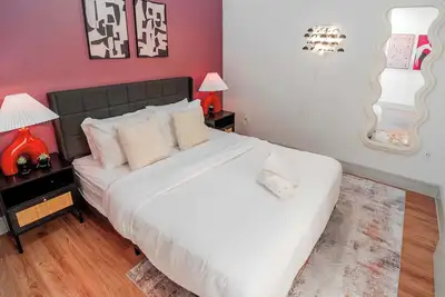 Image de Cozy 2 Br | Sleeps 4 | Pool + Gym | Near Domain