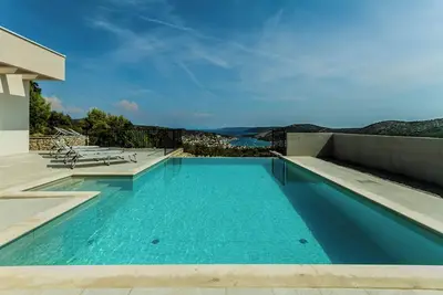 Image de Villa Morska vila with pool and spectacular views in a small fishing village.