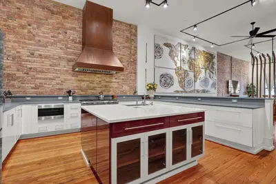 Image de Luxury Downtown 2br/2ba Penthouse with Two Suites, Pool Table & Jacuzzi Tub