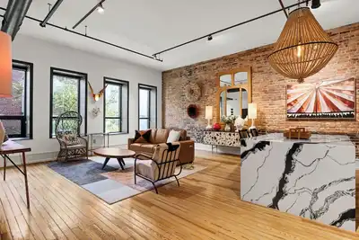 Image de Unique Historic Downtown Penthouse Featuring Two Private Suites