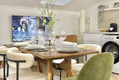 Image de Cozy Attic Designer, 1 Minute From The Metro, Ideal For Families