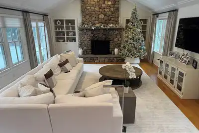 Image de 8-bedroom estate with breathtaking infinity pool/outdoor kitchen in Fairfield