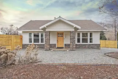 Image de Cozy house in Chelan with 10 min walk to Dt and private pool