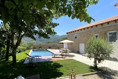 Image de Maison de vacances 'Quinta do Rio Douro - Tourisme rural' avec vue montagne, piscine et climatisation
