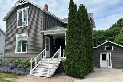 Image de Huron Haus, Spacious and Historic, Family Game room, Wifi, Workspace