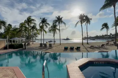 Image de Kaibo Beach Front Condo - Step out to Sand