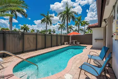 Image de Breezy Palms of South Fl: Stylish 3br Pool retreat near airport & shopping malls