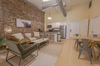 Image de Stylish Exposed Brick 3br!