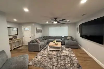 Image de Modern Family Escape with Pool & outdoor kitchen