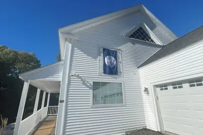 Image de Spacious 4-bedroom, 3-bath house in the heart of Wayne Village.