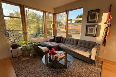 Image de Curated Designer Home with Lush Patio