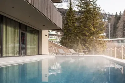 Image de Chambre 'Dolomiti Suite 4, Alma Alpina Lodge' avec vue montagne, piscine et Wi-Fi