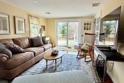 Image de Renovated Cape Cod Cottage, Walk to Beach, Outdoor Shower, Yard & Fire Pit