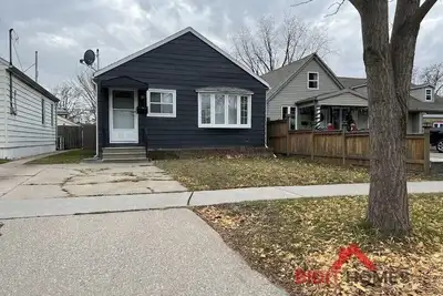 Image de 1655 Ford · Mint 3Bedroom Home Perfect for long stay!