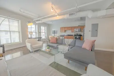 Image de Milk153-4a-2/2 · Bright and Bold 2br | Minutes from the T!