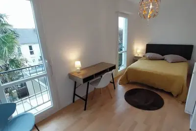 Image de Maison de ville avec jardin, Proche du centre et commerces, 20min de la plage.