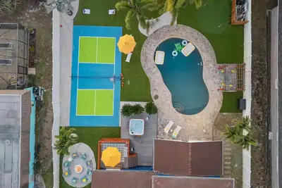 Image de Palmshine Hideaway~Pickleball~Heated Pool~Game Room~Speakeasy~Hot Tub~Firepit