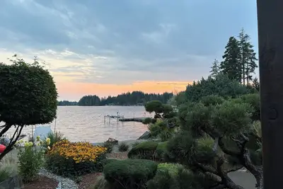 Image de Luxury Lake Front 4-Bedroom House in Shelton